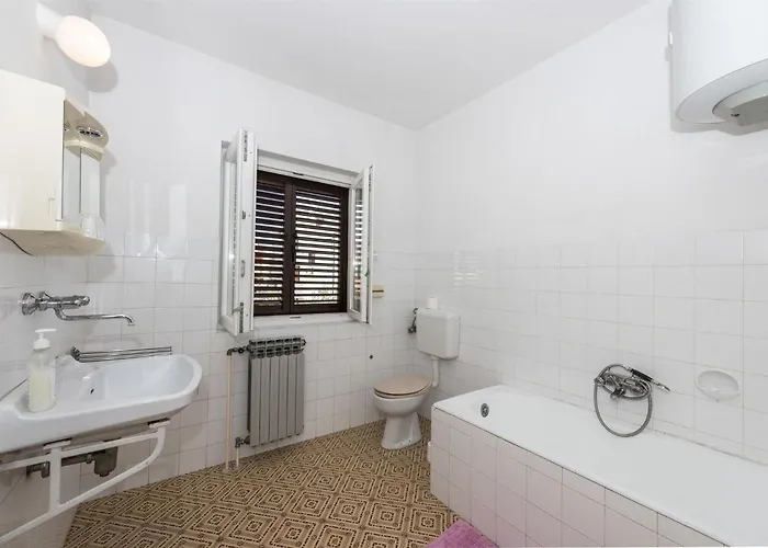 Center And * וודיצה